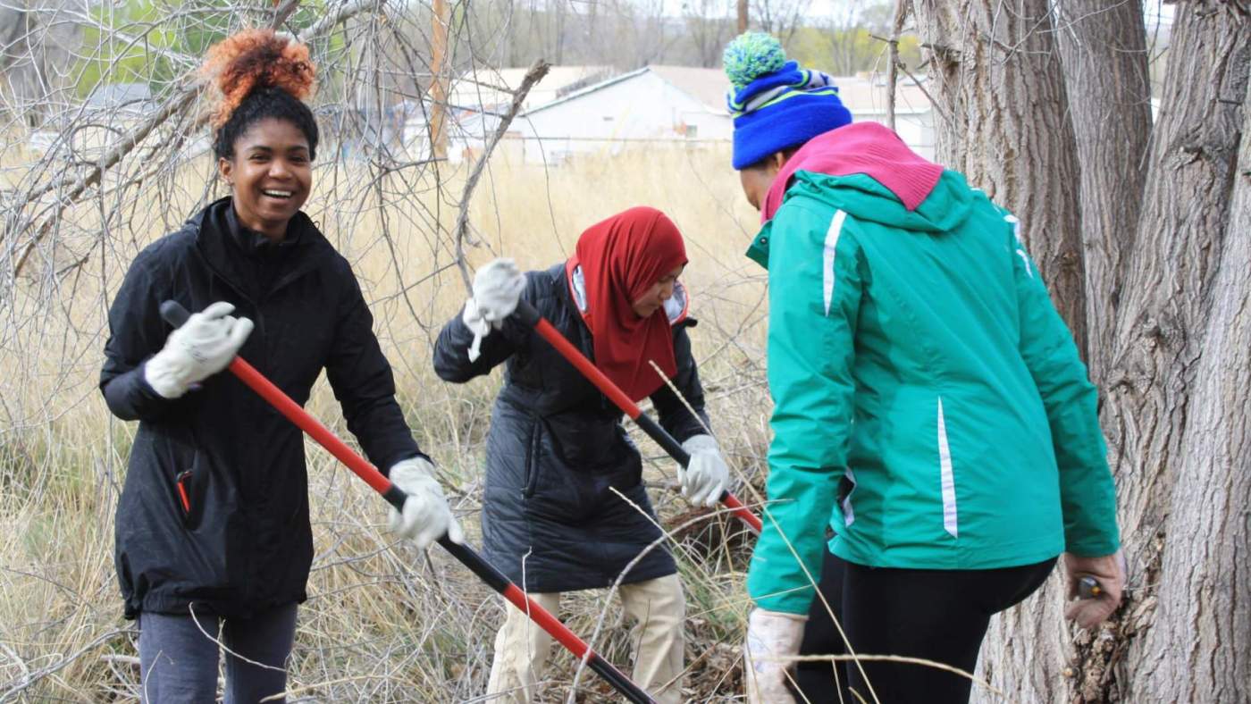 3 girls volunteering